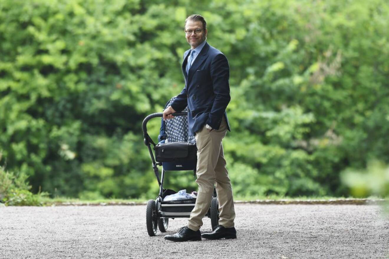 Prins Daniel var också pappaledig med Estelle. Här på Solliden sommaren 2014. 
