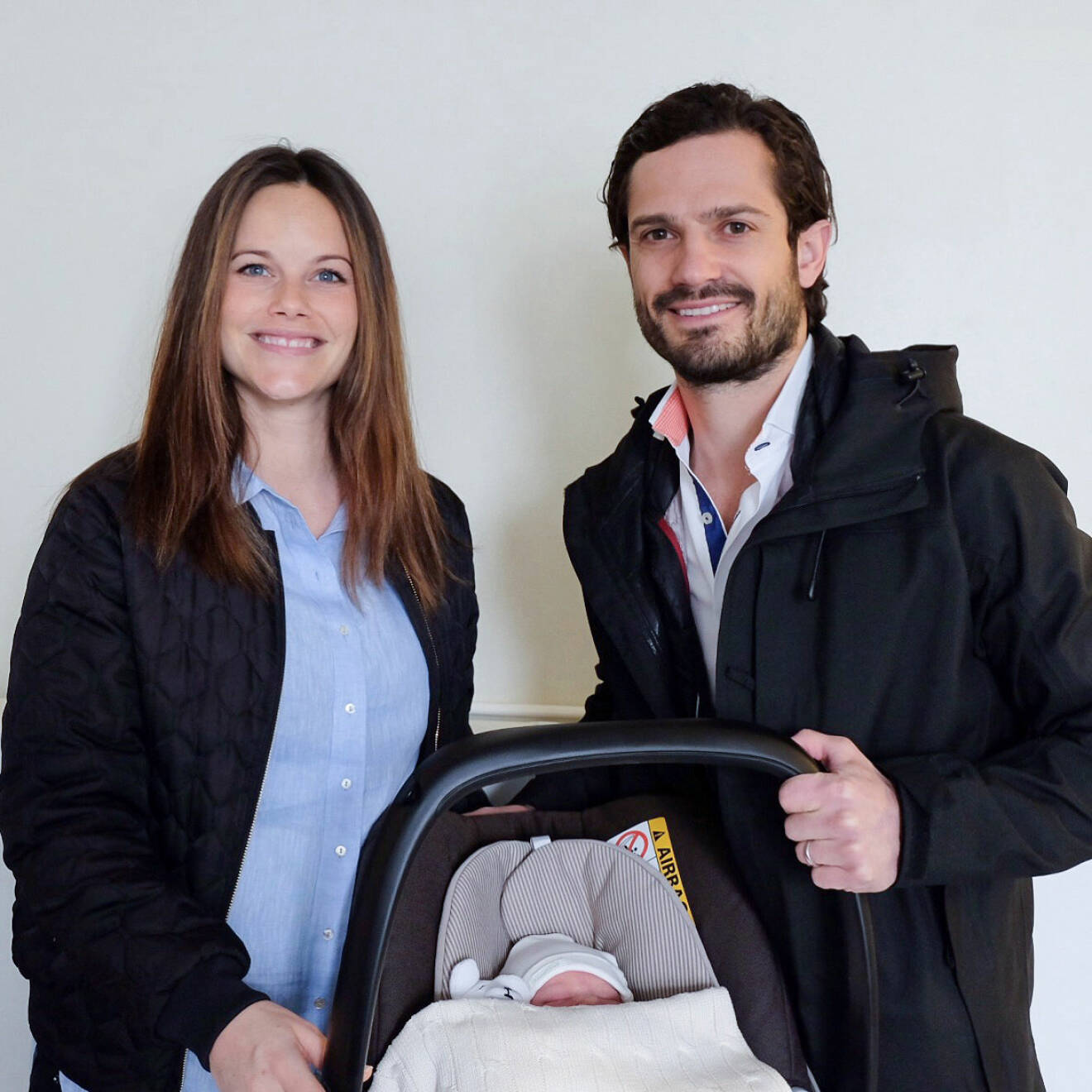 Prins Carl Philip och prinsessan Sofia med sin nyfödde son.