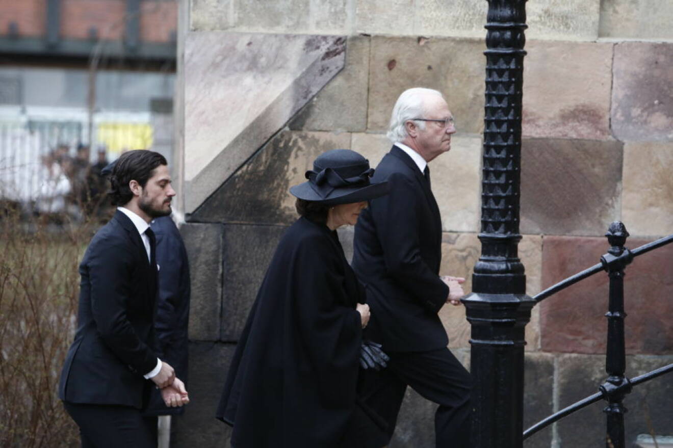 Det är en märkbart sammanbiten och rörd kung Carl Gustaf som går in i kyrkan med Silvia och Carl Philip. 