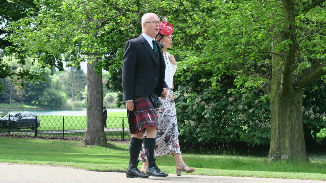 Gästerna, vissa klädda i skotsk kilt, anländer till St Mark's Church. 