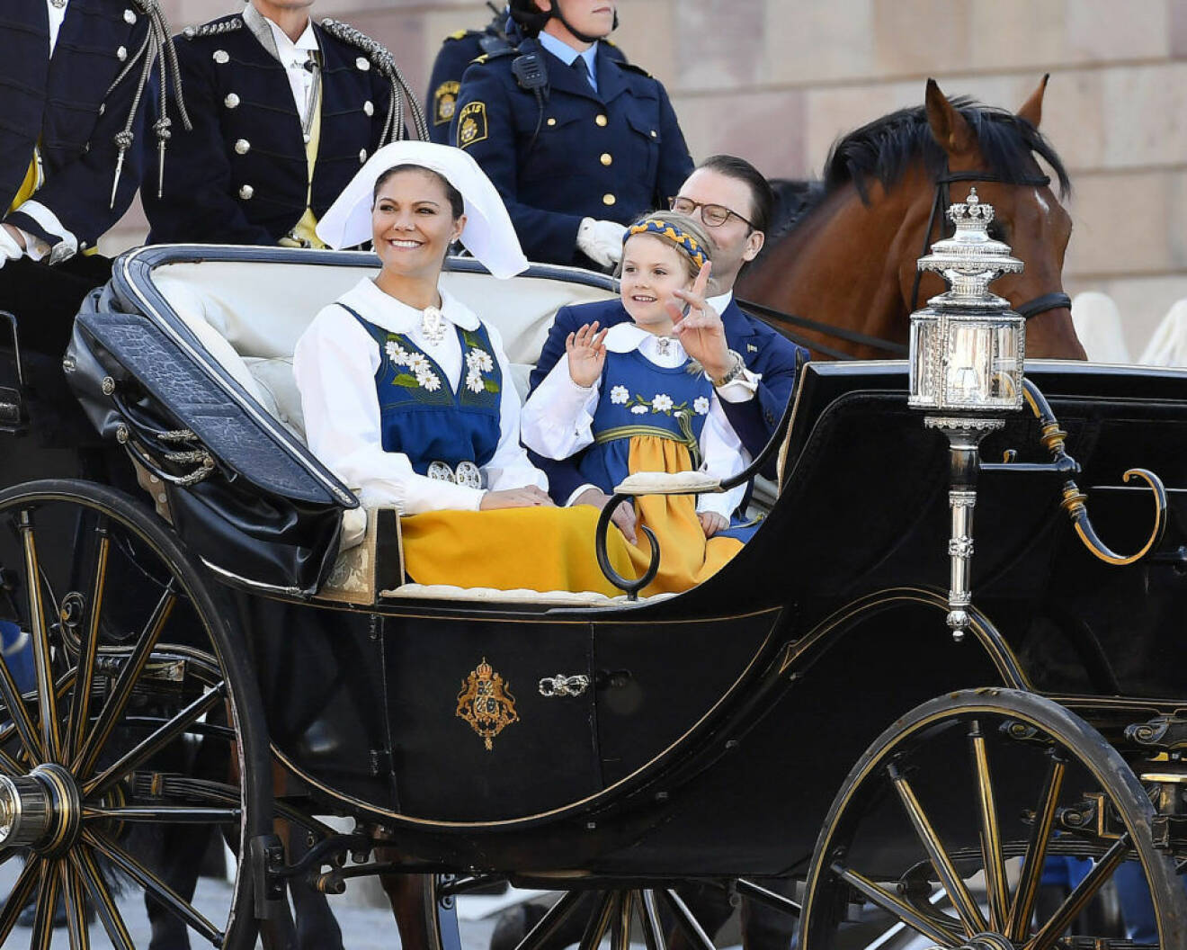 Kronprinsessan Victoria med maken Daniel och prinsessan Estelle. 