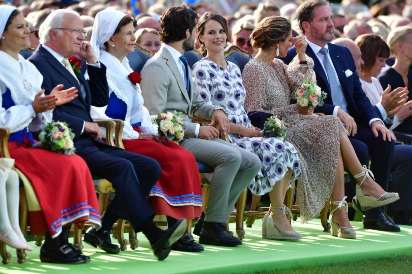 Sofia bredvid prins Carl Philip och svägerskan Madeleine, som också gått loss på Espadrillos! 