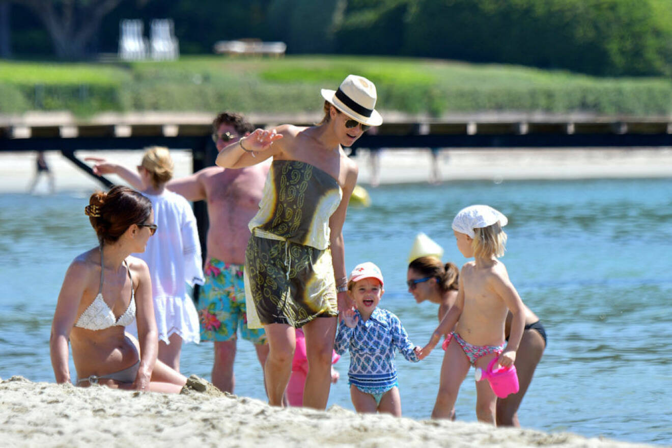 Madeleine och barnen på stranden. 