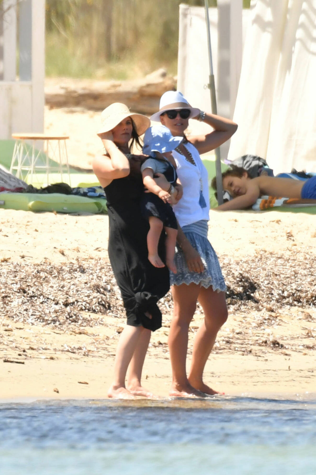 Prinsessan Sofia och madeleine på stranden i Saint Tropez. 