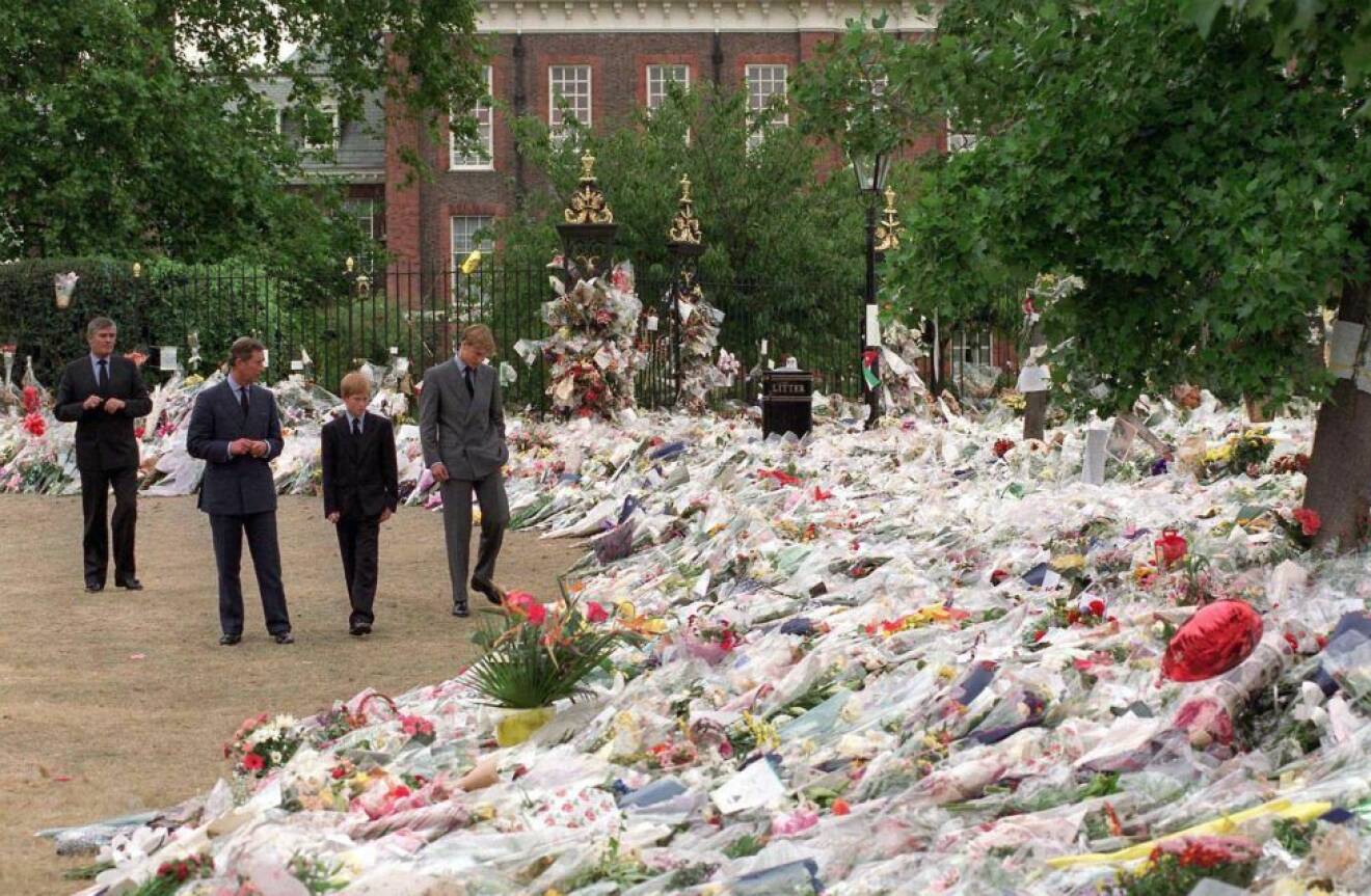 Prins Charles med William och Harry vid blomhavet efter Diana 1997. 