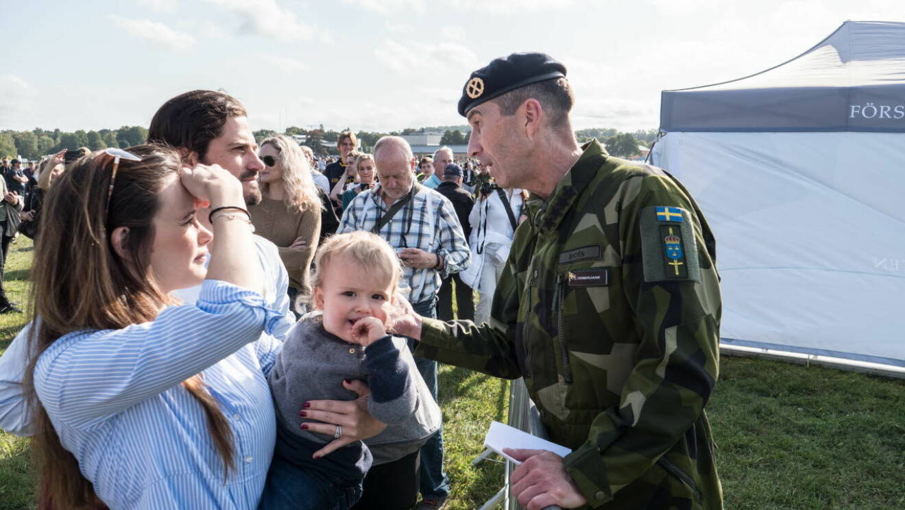 Prinsessan Sofia och sonen Alexander under Försvarsdagen på Gärdet i Stockholm.