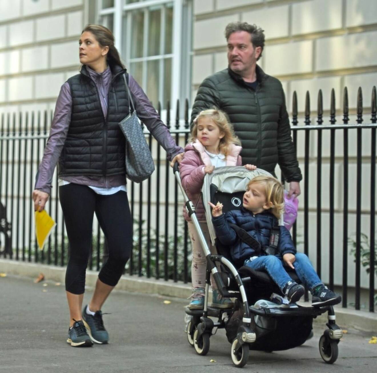 Prinsessan Madeleine och maken Chris på väg att lämna barnen på förskola i London.