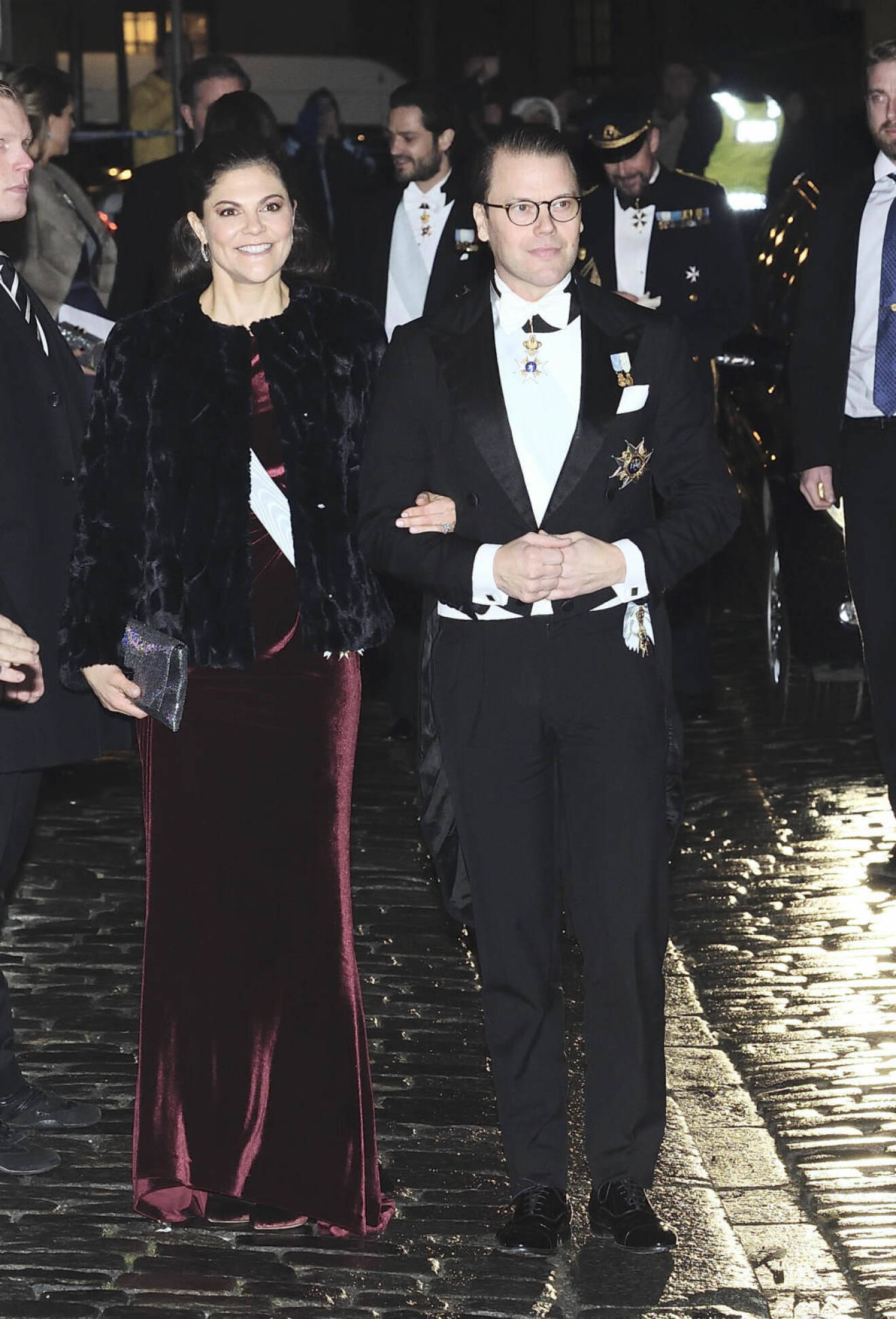 Kronprinsessan Victoria i röd klänning med prins Daniel. 