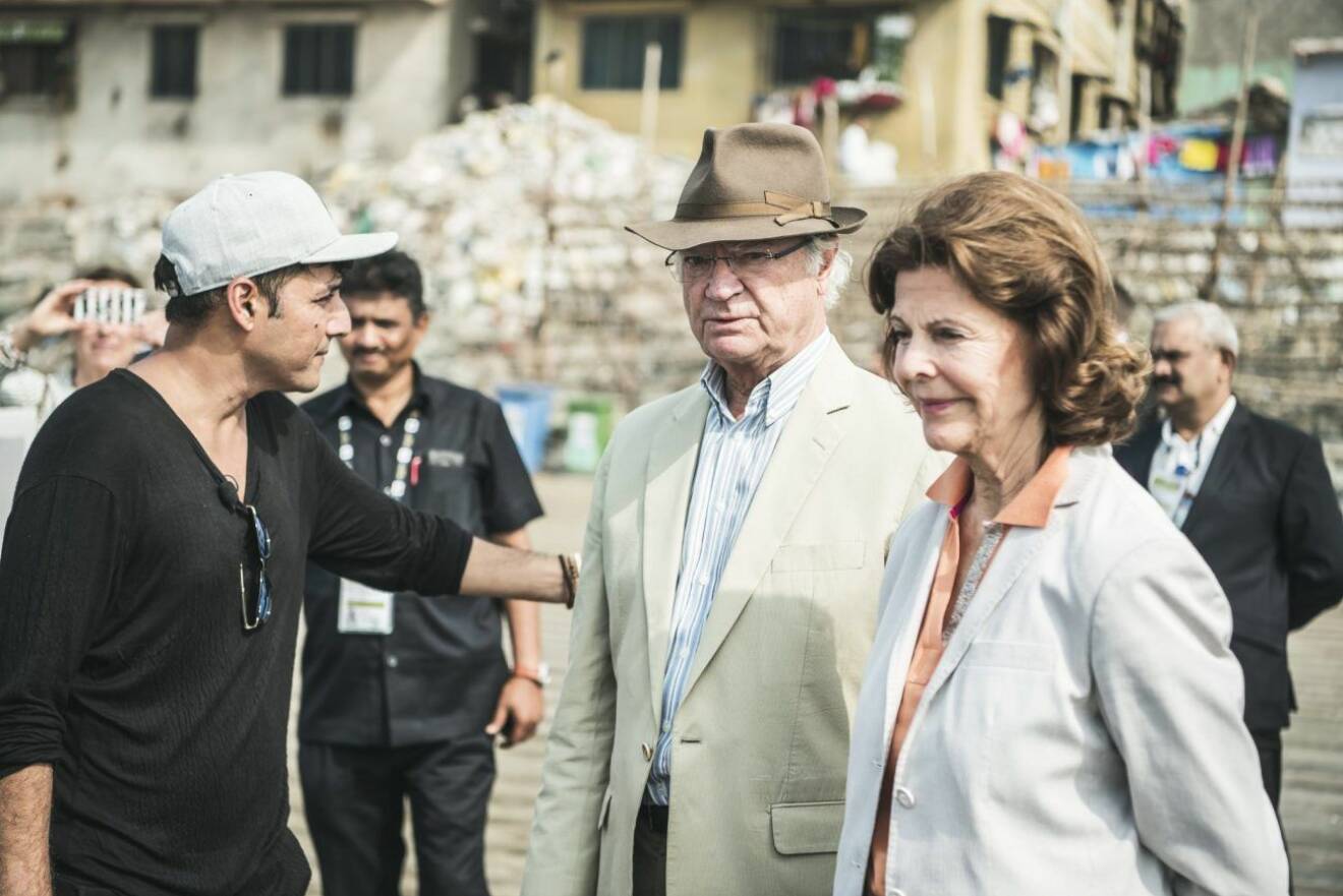 Kung Carl Gustaf och drottning Silvia fick hjälpa till att plocka skräp på Versova Beach i Mumbai.