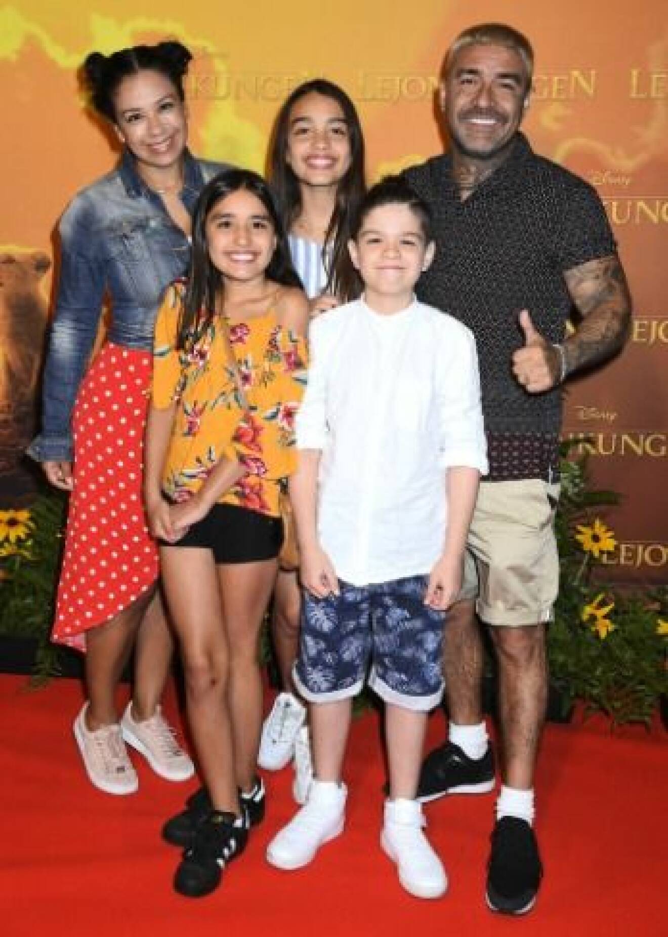 Mendez tillsammans med familjen på premiären av Lejonkungen. 