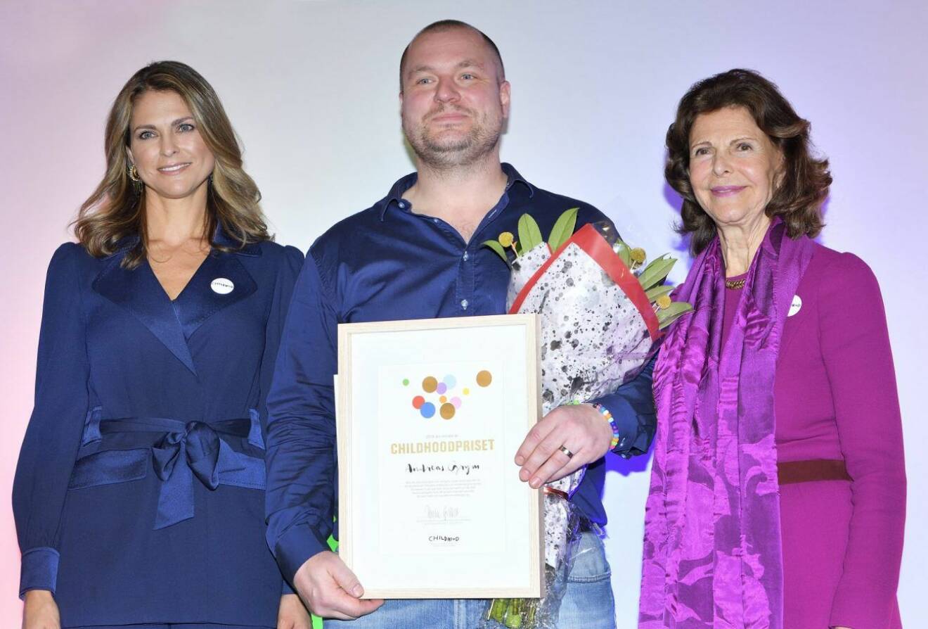 Prinsessan Madeleine och drottning Silvia delade också ut pris till årets vinnare av Childhoodpriset, Andreas Grym.