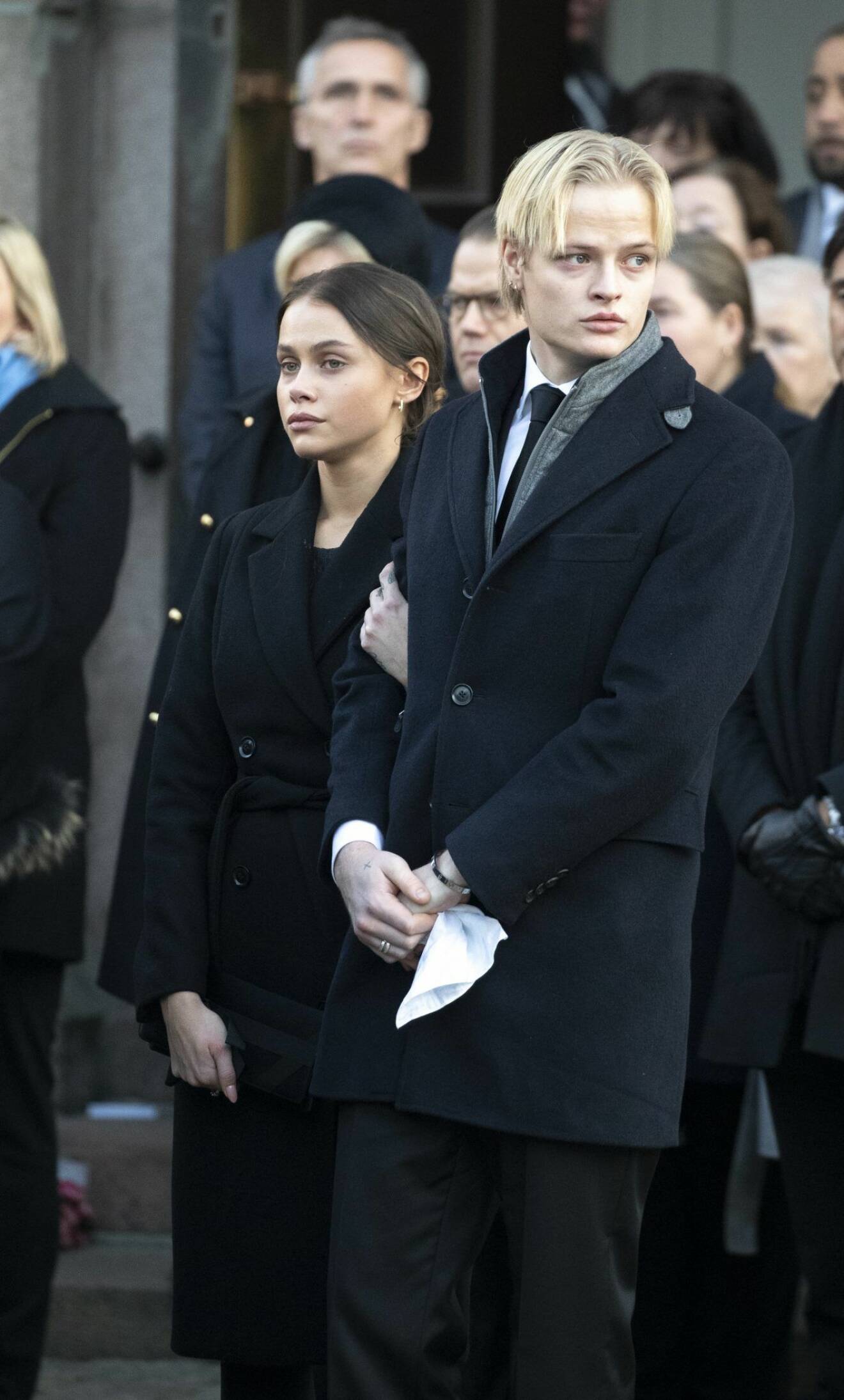 Juliane och Marius under Ari Behns begravning