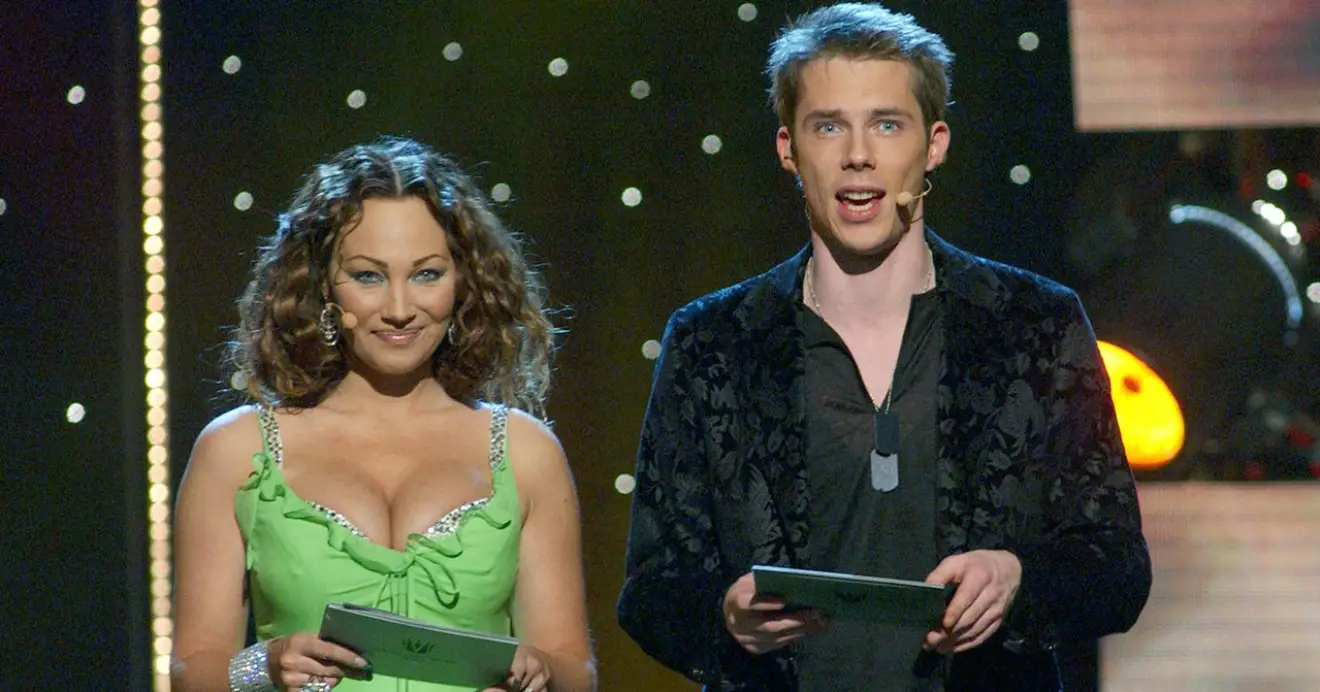Charlotte Perrelli och Ola Lindholm var programledare i Melodifestivalen 2004.