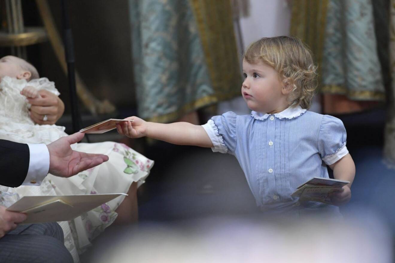 Prins Alexander busar på Adriennes dop.
