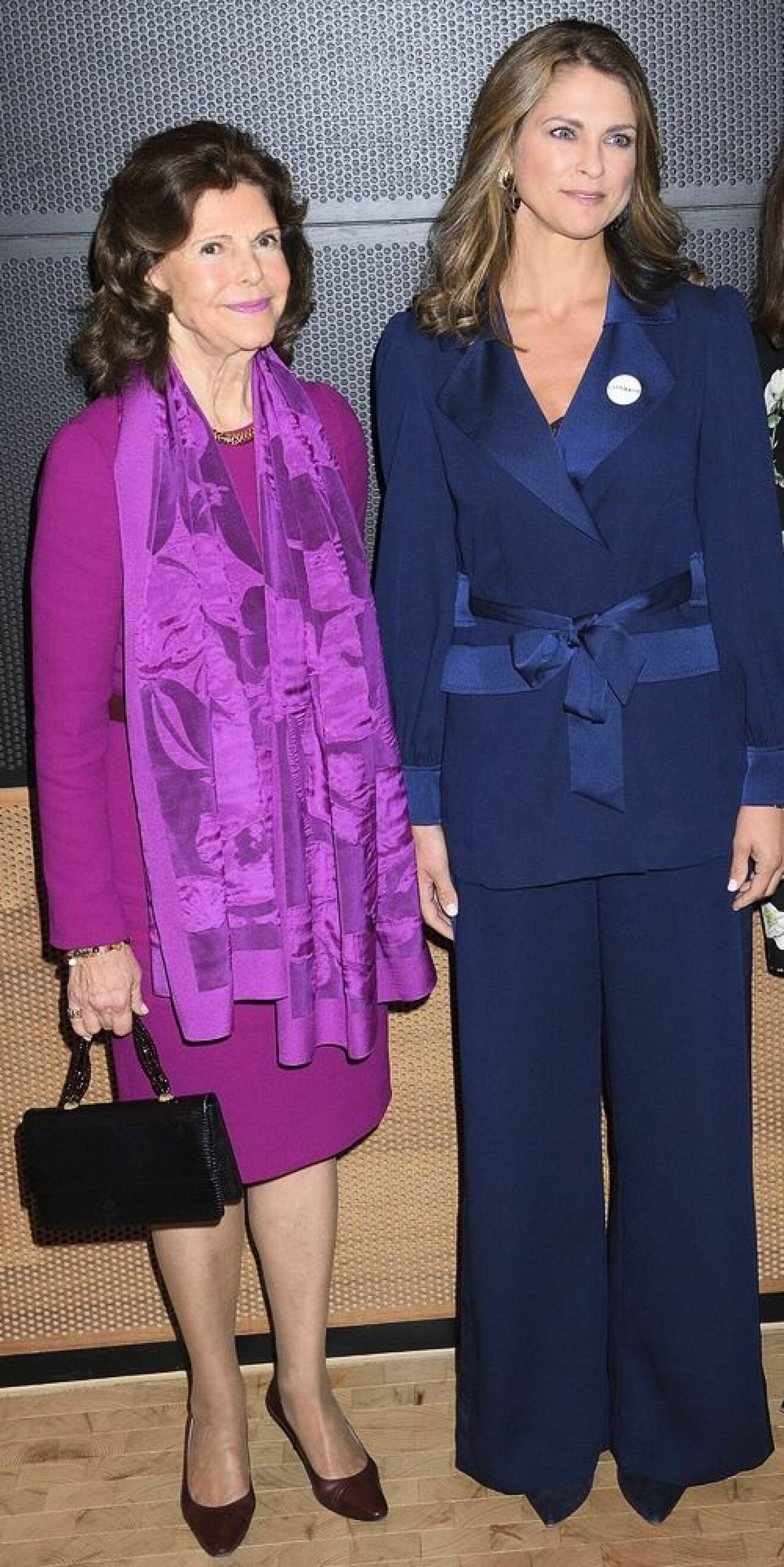 Drottning Silvia och prinsessan Madeleine delar ut pris