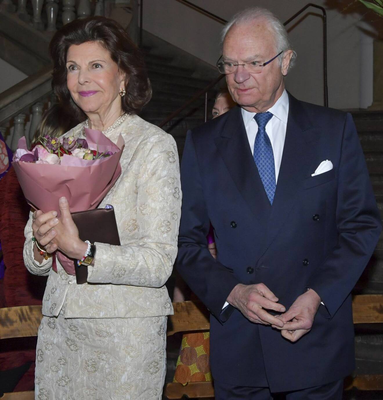 Kung Carl Gustaf och drottning Silvia sköter sina kontakter digitalt.