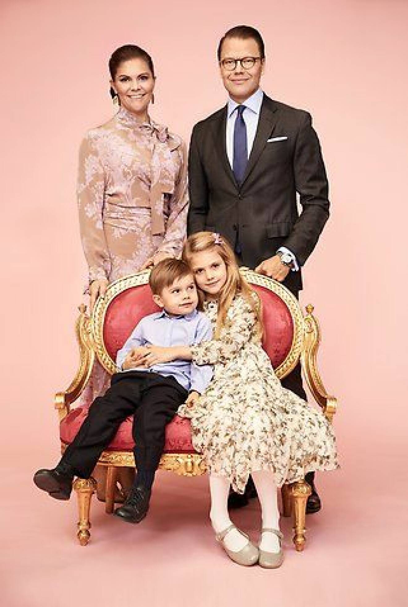 Den nya bilden på kronprinsessan med familj. 