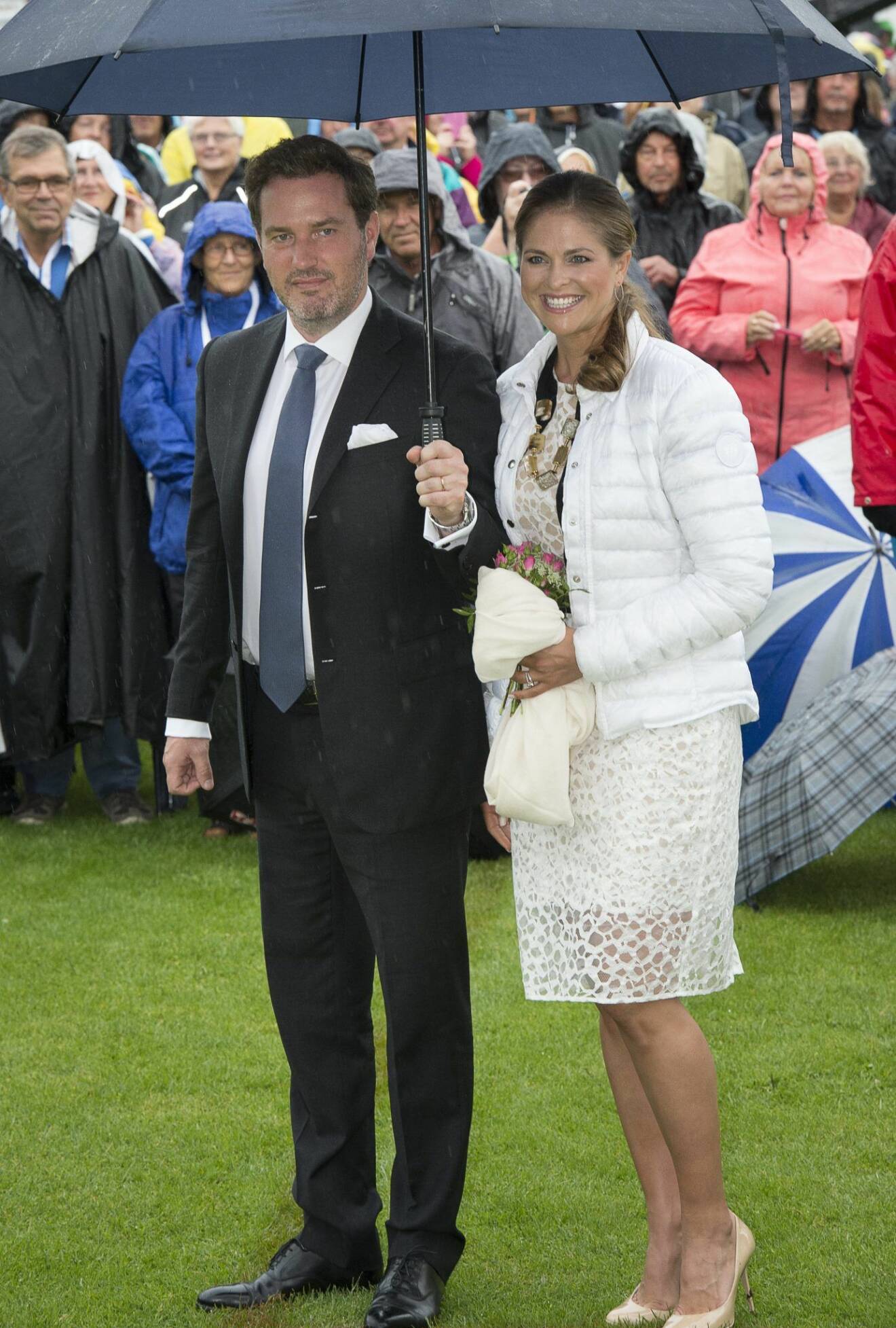 Prinsessan Madeleine och Chris under ett paraply
