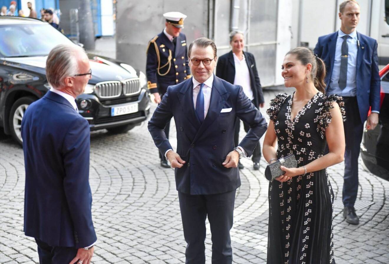 Kronprinsessan Victoria och prins Daniel anländer till Kungliga Filharmonikernas säsongsöppning i Konserthuset