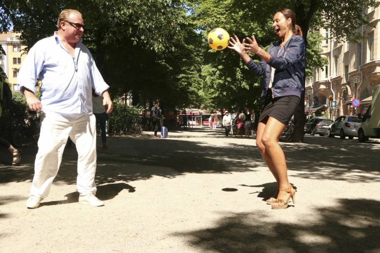 Lotta Gray möter Claes Malmberg – och spelar fotboll i centrala Stockholm. Foto: Micael Engström