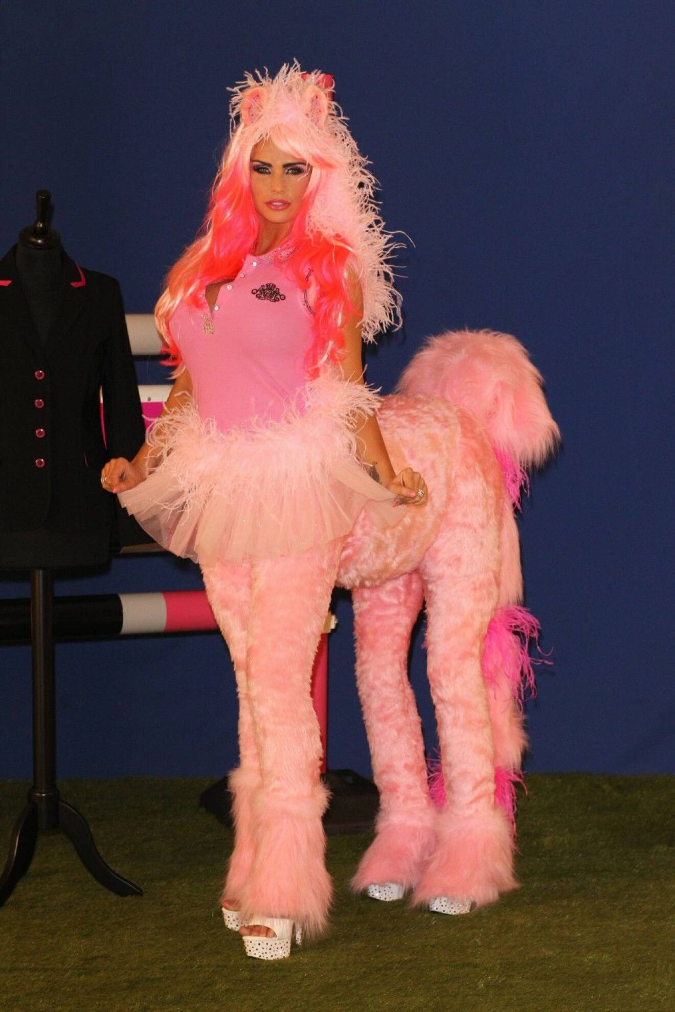 När hon lanserade ridkläder 2013 klädde Katie ut sig till  My little Pony. Foto: Stella Pictures