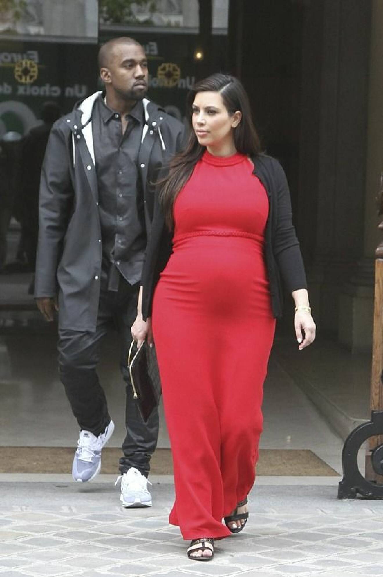 Kim som gravid. Här med maken Kanye. Foto: IBL