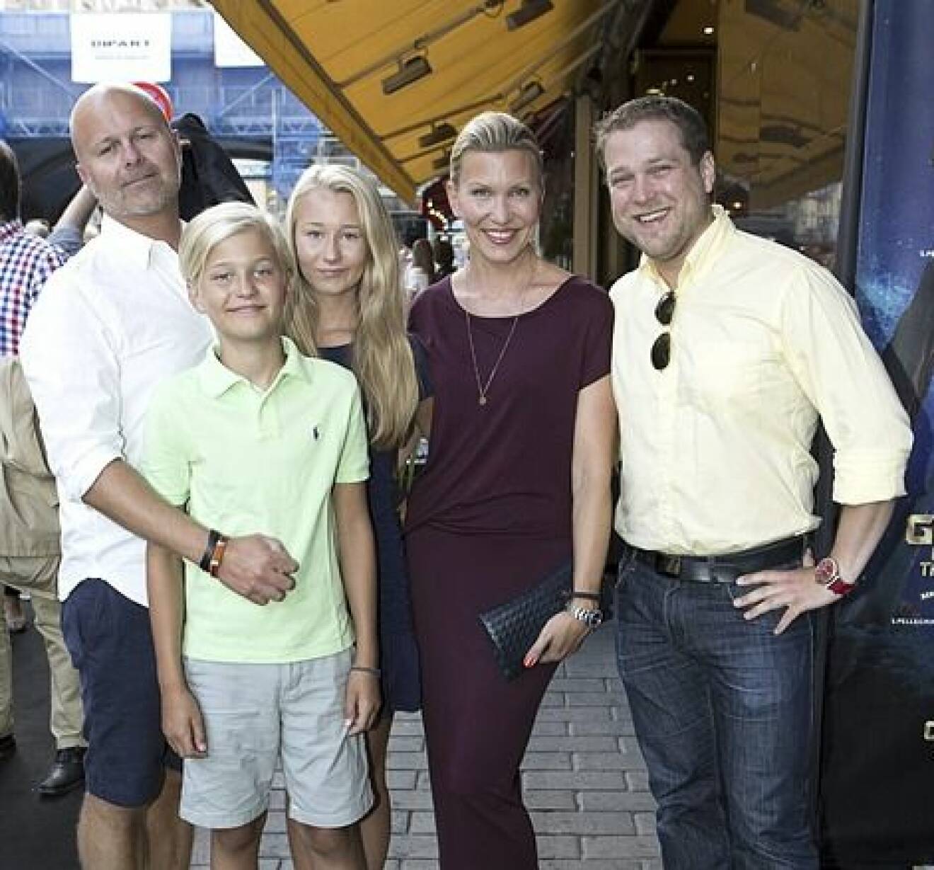 Jenny med maken Patrik till vänster och barnen Leo och xx samt kollegan Per Nyberg. Foto: IBL
