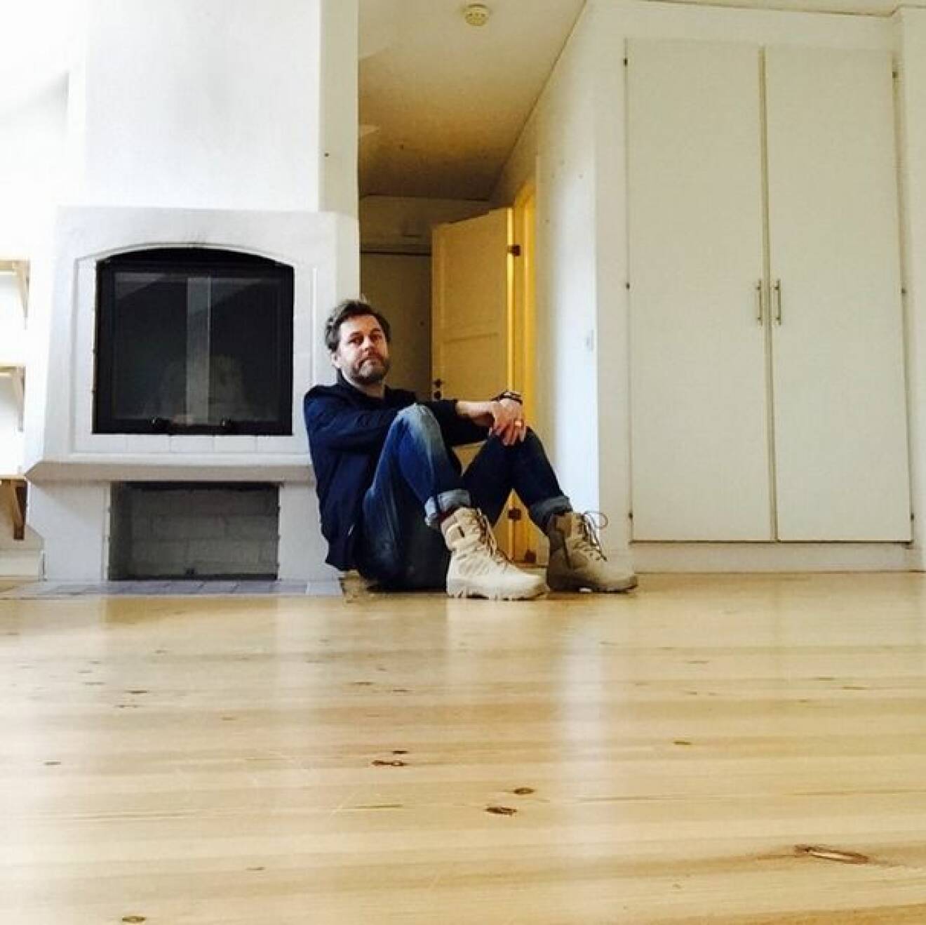 Niclas i nya lägenheten. Foto: Instagram