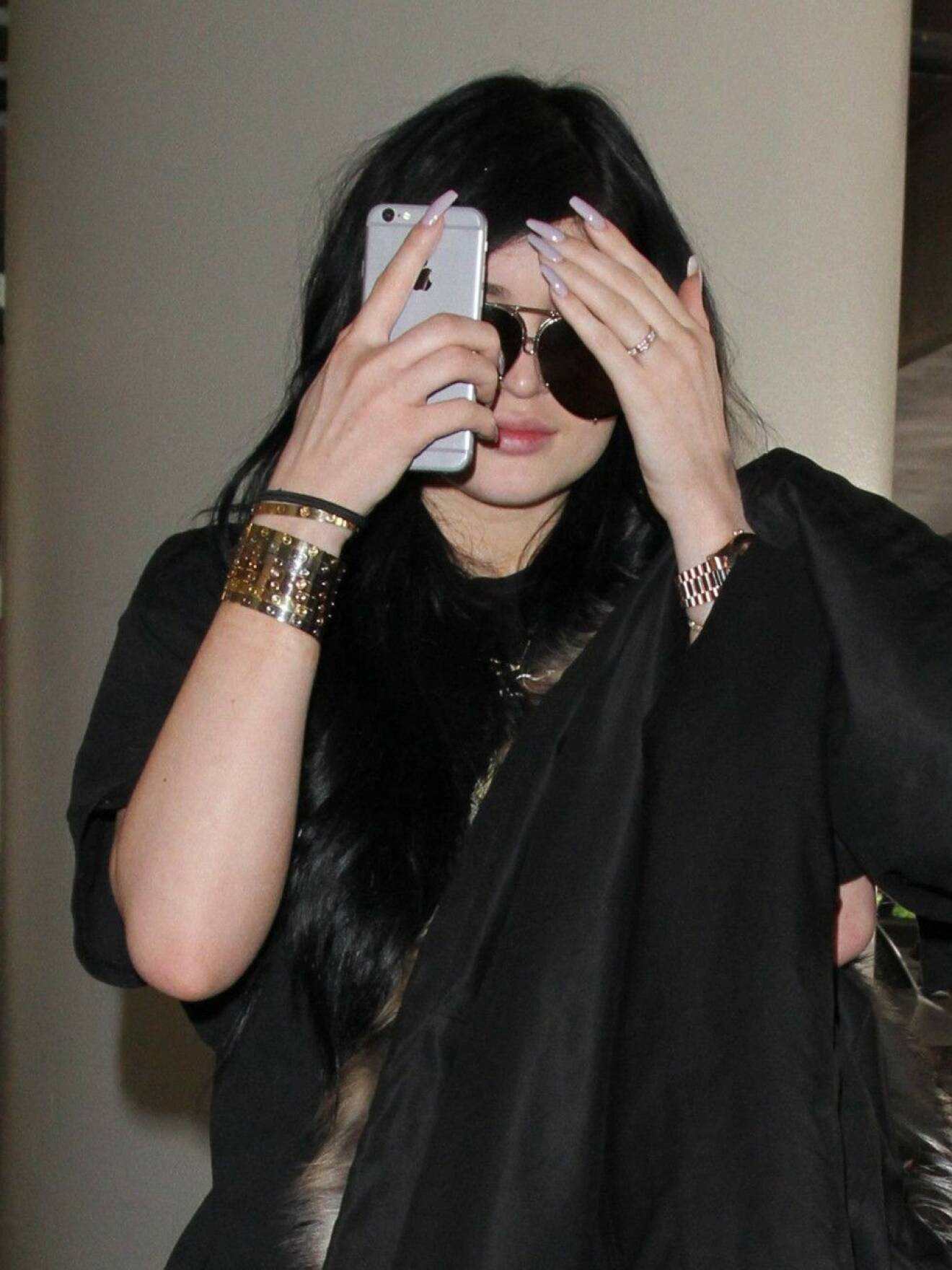 En misstänkt förlovningsring glittrar på Kylies finger. Foto: All Over Press