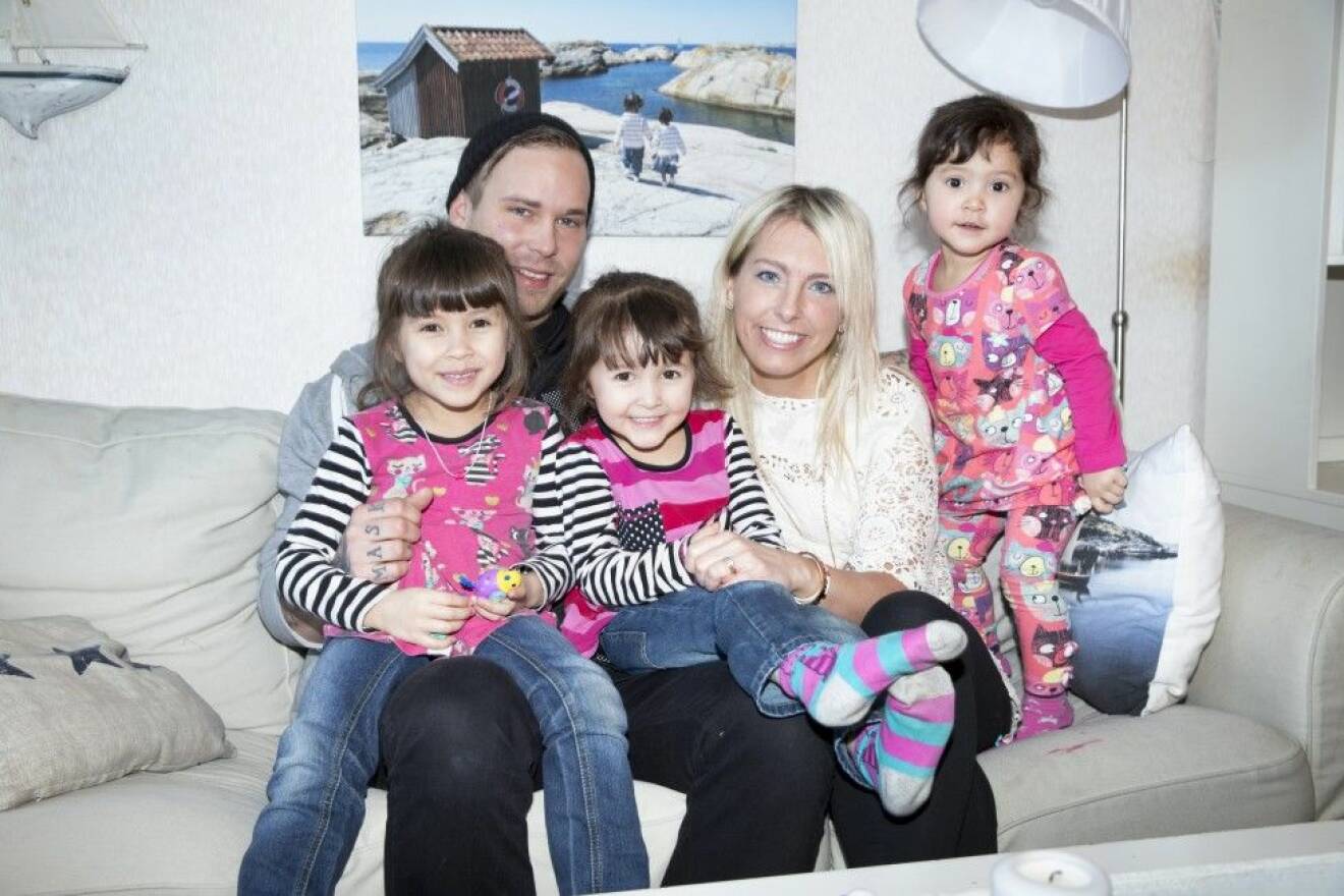 Mattias har redan en självklar plats hemma hos Susanne och döttrarna Ayla, Alicia och Lily-Eileen. Foto: Malin Bondeson