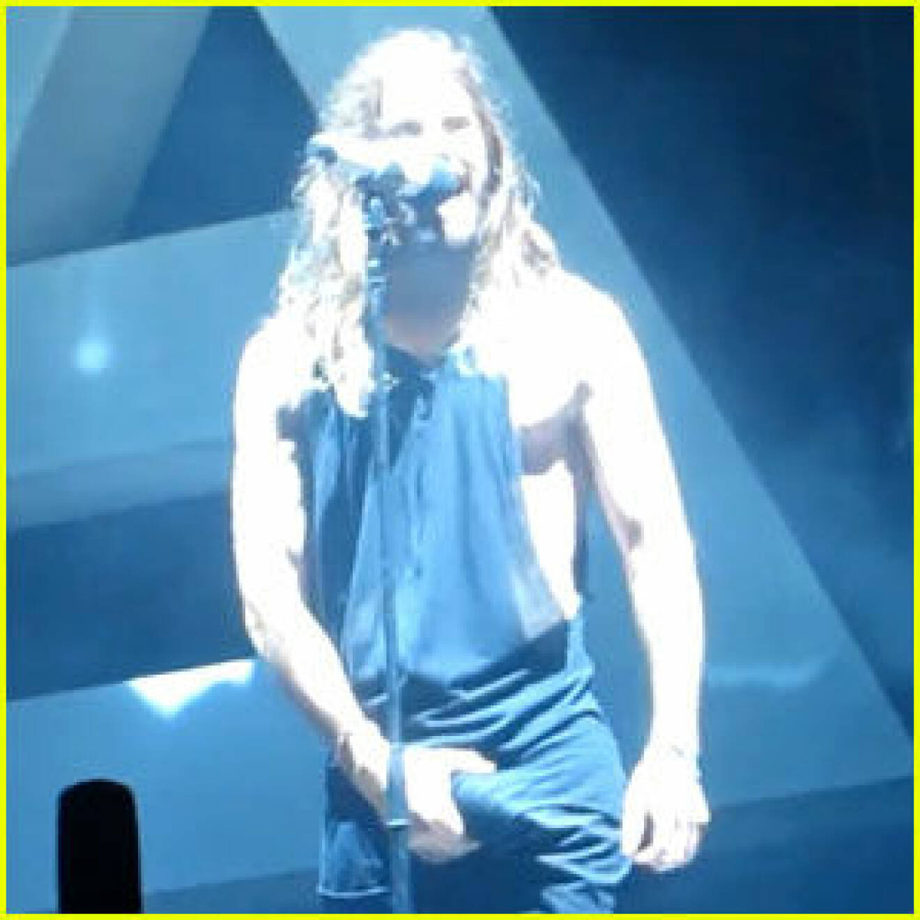 jared-leto-grabs-a-giant-bulge-in-his-pants