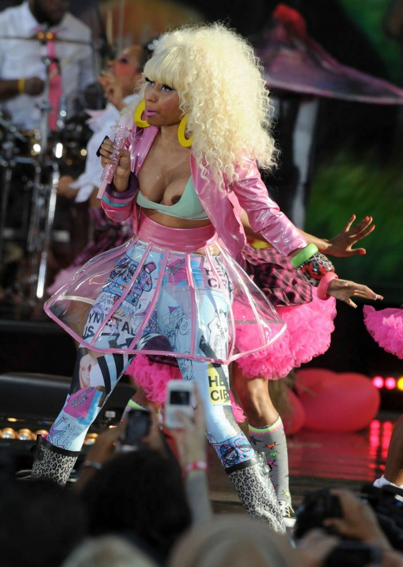 Nicki Minaj has a serious wardrobe malfunction