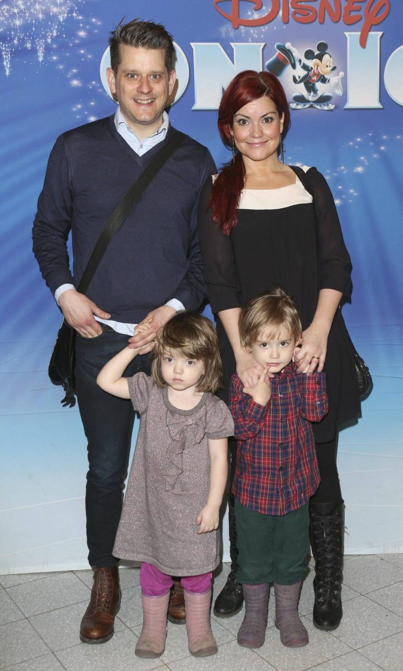 Marcus Birro, Jonna Vanhatalo och barnen Milo och Mimmi på Disney On Ice 2014. Foto: All Over