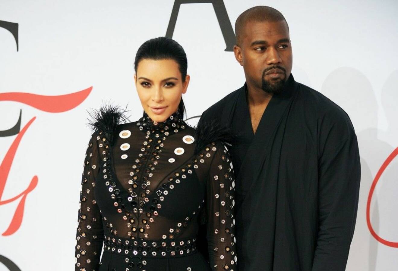 Kim Kardashians fjäderprydda klänning fattade eld. Foto: Stella Pictures
