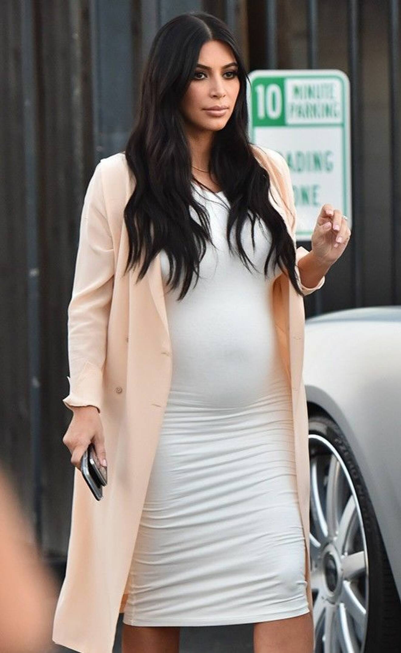 kim-kardashian-maternity-bump-whit-dress-fake-spl
