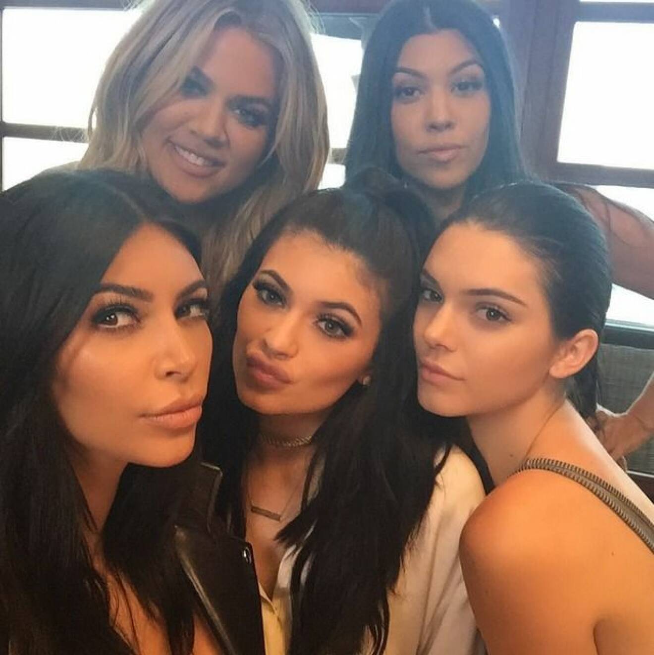 Kim Kardashian, Khloé Kardashian, Kylie Jenner, Kourtney Kardashian och Kendall Jenner poserar för kameran. Foto: Privat