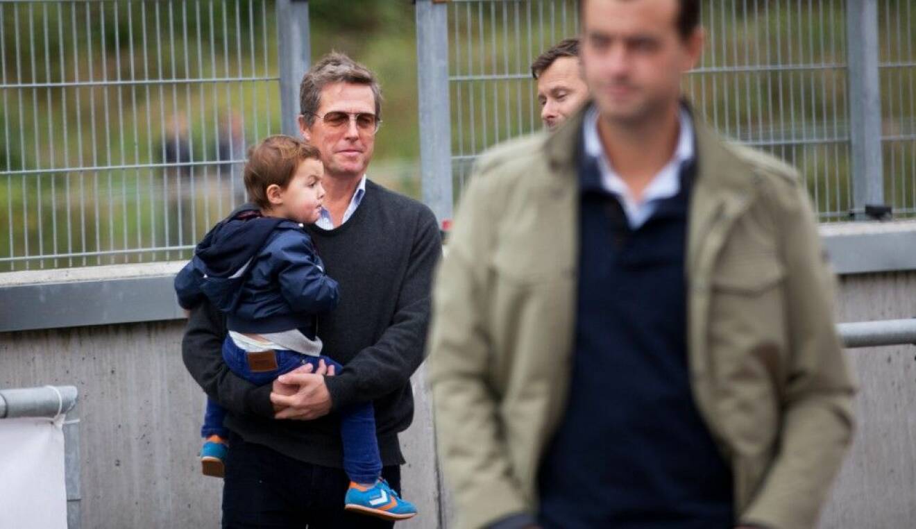 Hugh Grant med sonen Otto. Foto: IBL