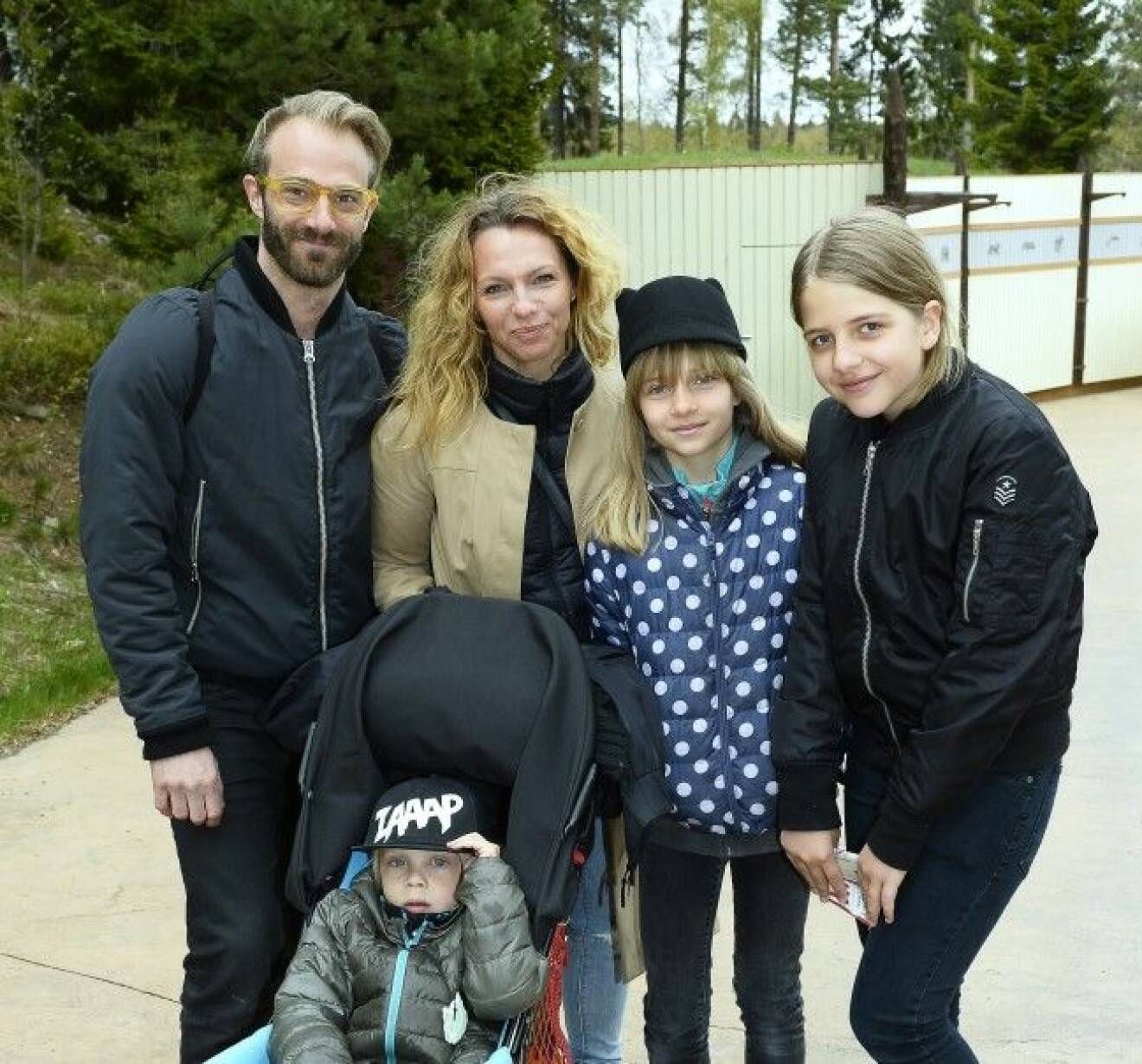 Tobias Norestedt, Sofia Ledarp och deras barn från tidigare förhållande. Nu hoppas paret på att få en gemensamt knodd. Foto: IBL