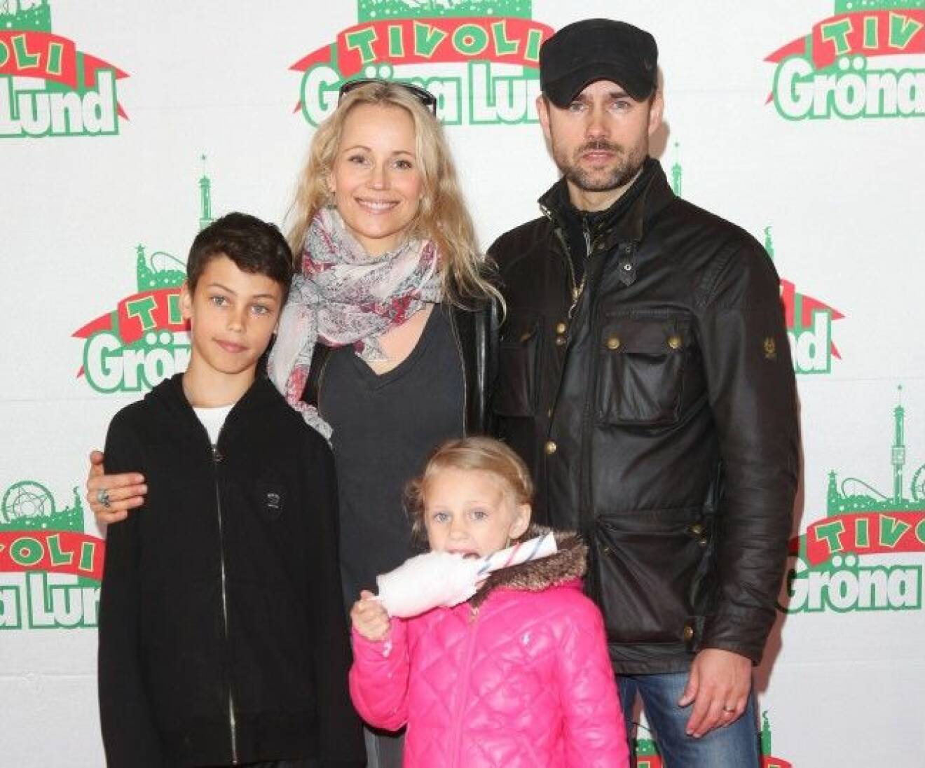 Sofia Helin med barnen Ossian och Nike, samt maken Daniel. Foto: All Over Press