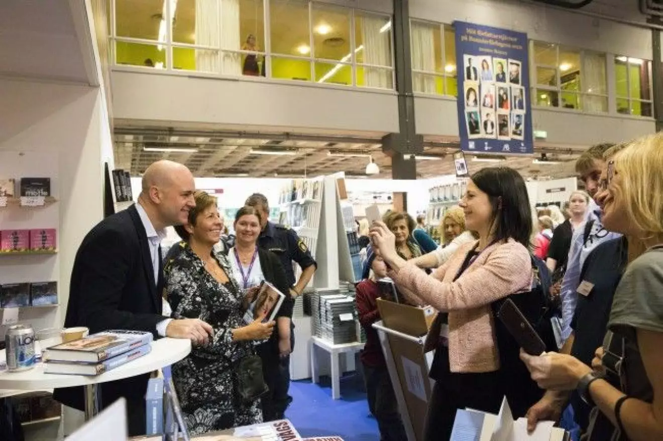 Selfie! Kön ringlade sig lång för att både få boken signerad och sin bild med Fredrik Reinfeldt förevigad. Roberta Alenius hjälpte gärna till. Foto: Malin Bondeson