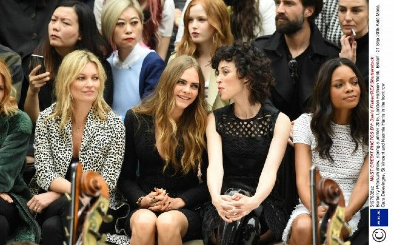 Cara Delevingne mellan sina favoriter, supermodellen Kate Moss och flickvännen St. Vincent. Foto: All Over