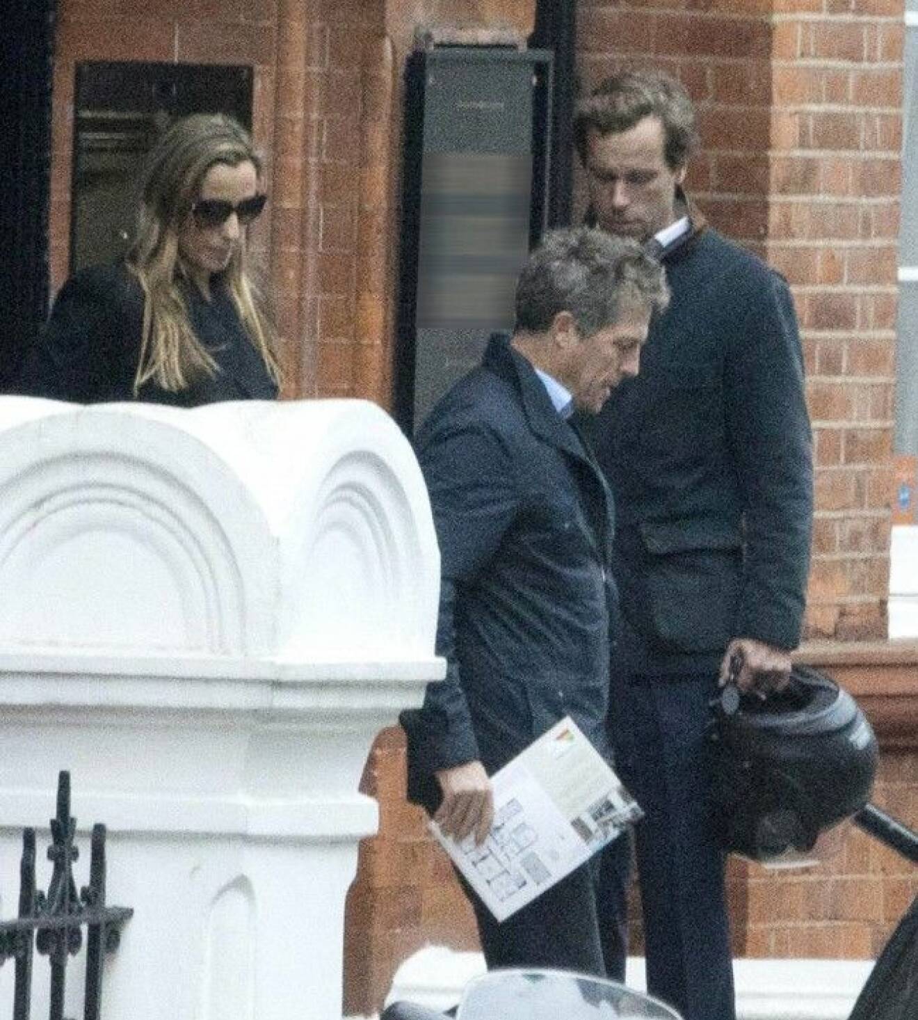 Hugh Grant och Anna Eberstein går på lägenhetsvisningar ihop i Kensington, London. Foto: All Over