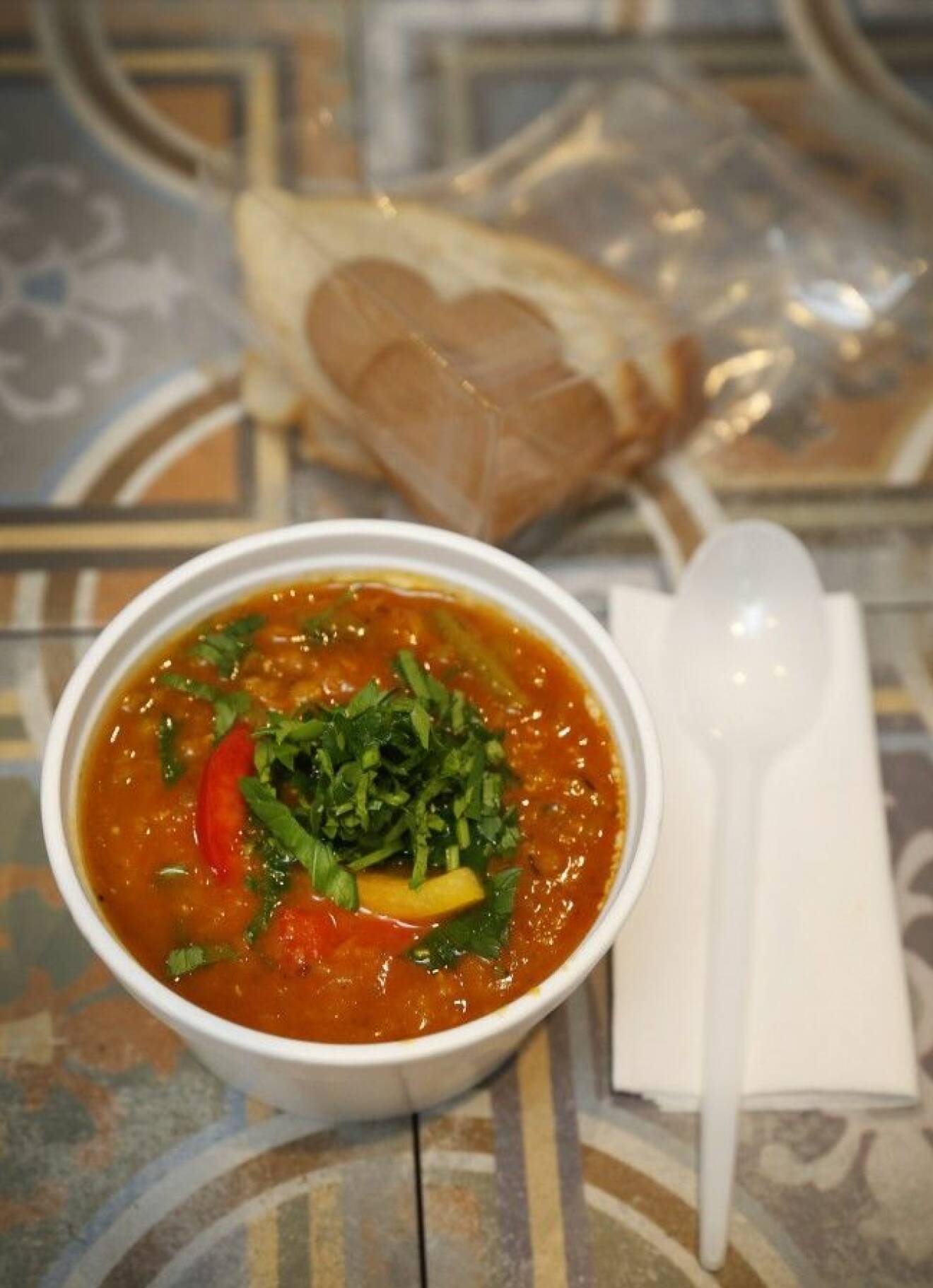 Ala Abasis och Natalie Khalafs kryddiga linssoppa serveras till hemlösa med bröd och pepparkakor.