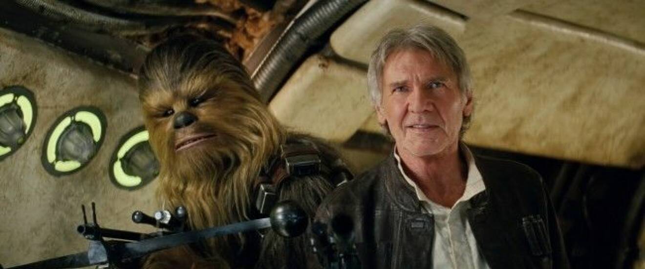 STAR WARS: THE FORCE AWAKENS, (aka STAR WARS: EPISODE VII - THE FORCE AWAKENS), from left: Peter Mayhew, as Chewbacca, Harrison Ford, as Han Solo, 2015. ©Walt Disney Studios Motion Pictures/Lucasfilm Ltd./Courtesy Everett Collection (c) Everett Collection / IBL