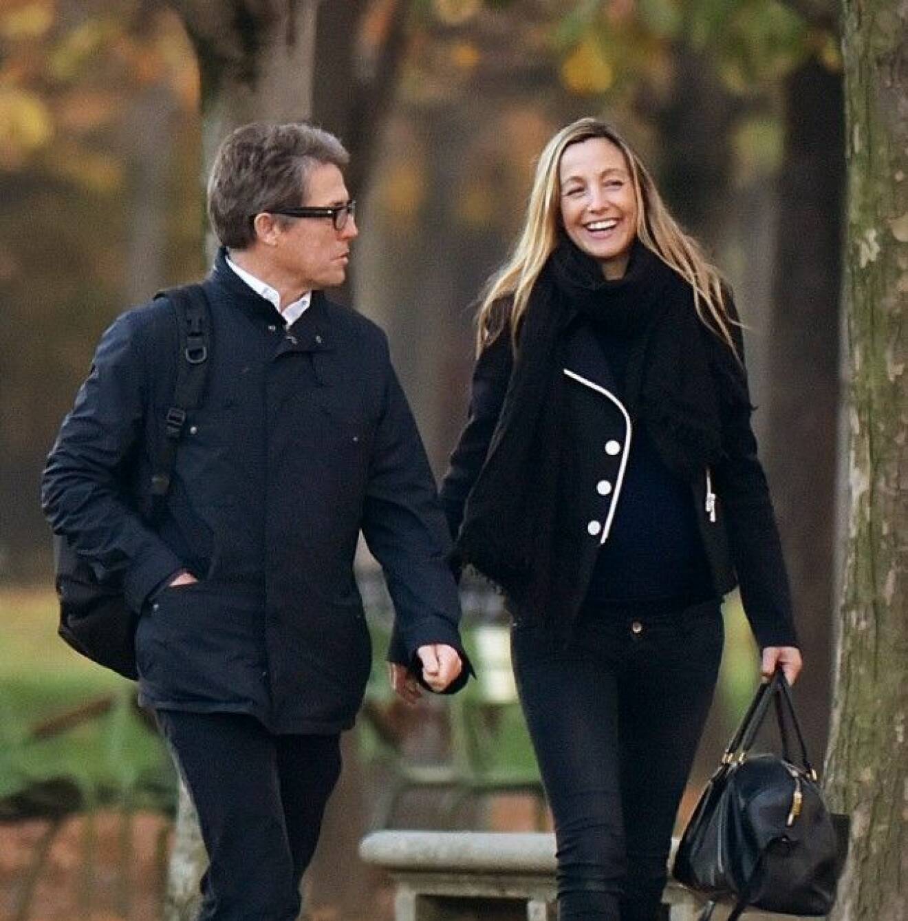 Hugh Grant och Anna Eberstein på romantisk promenad i Paris tidigare i höstas. Foto: IBL