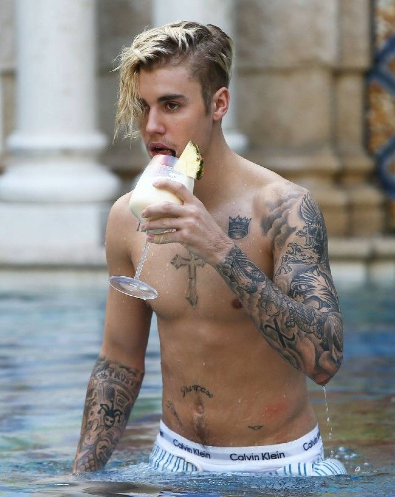 *** OBS - INGÅR EJ I AVTAL / INTERNET OUT *** Exclusive... 51925587 Pop star Justin Bieber shows off his fit physique and tattoos while cooling off at the Versace Mansion in Miami, Florida on December 9, 2015. Justin, who recently returned from London, was seen enjoying a frozen cocktail with friends at the famous luxury hotel. NO INTERNET USE WITHOUT PRIOR AGREEMENT FameFlynet, Inc - Beverly Hills, CA, USA - 1 (818) 307-4813 COPYRIGHT STELLA PICTURES