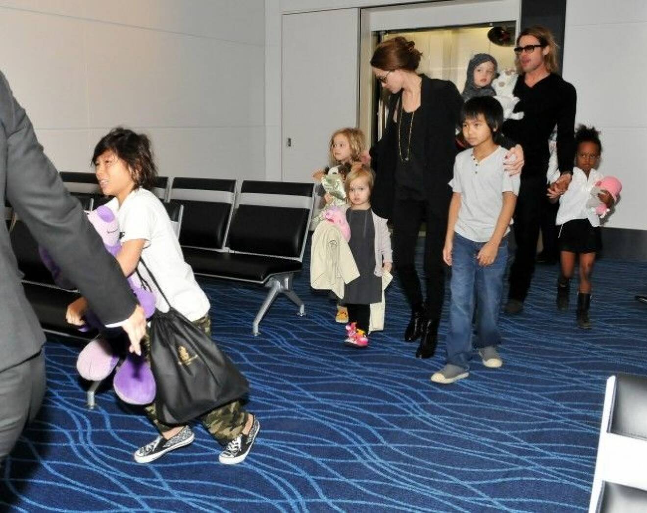 Brad Pitt och Angelina Jolie med barnen på flygplatsen.