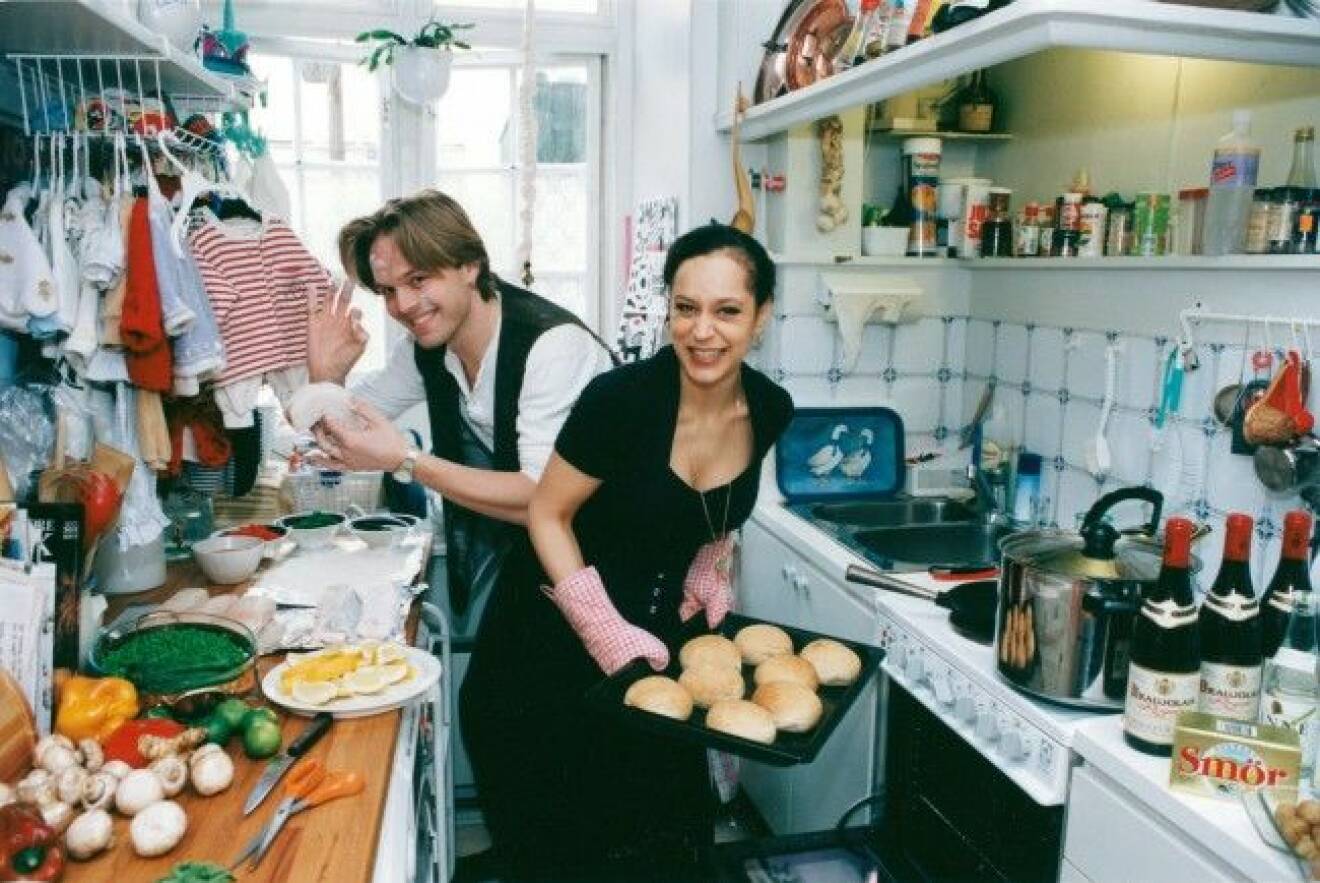 Sharon och exsambon Yngve Gåsøy mitt i brödbak.