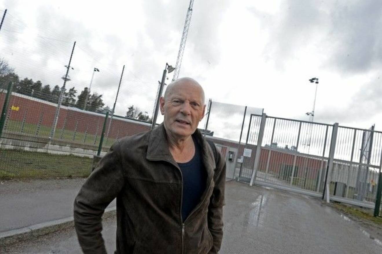 Lars Ferm, tidigare Lars-Inge Svartenbrandt, släpps från Salbergaanstalten i Sala. Sammanlagt har han tillbringat 40 år i fängelse efter flera rån och dramatiska rymningar.