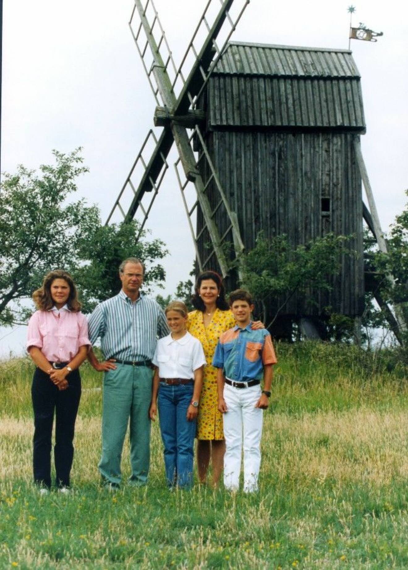 KUNGAFAMILJEN på Öland framför en av alvarets väderkvarnar 1993 Dia 24966